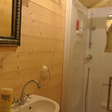 Une Bouteille Au Canal Dieupentale Esterno foto