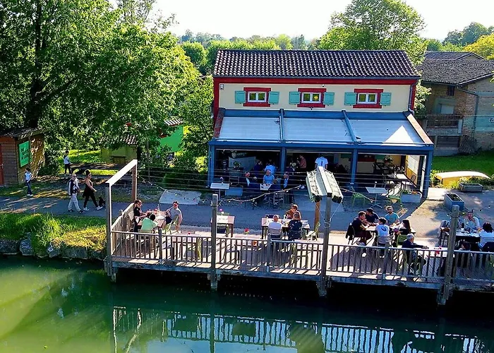Une Bouteille Au Canal